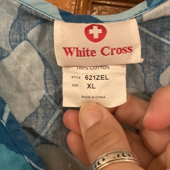 EUC! Women’s size XL, vintage White Cross floral scrub top! - Picture 2 of 4